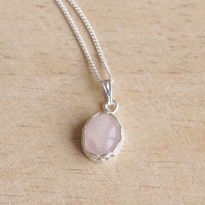 Halsband i rosenkvarts i 925 sterlingsilver med berlock