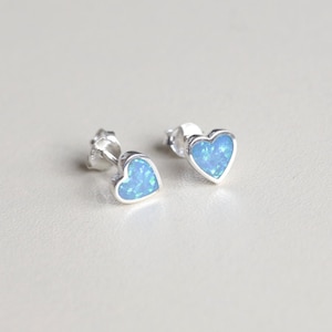 925 Sterling Silber Ohrstecker in Herzform mit blauem synthetischen Opal