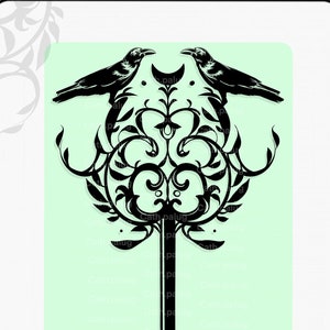 Può includere: Una silhouette nera di una chiave con intricati disegni floreali e due corvi appollaiati in cima. La chiave è circondata da un bordo decorativo.
