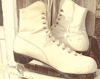 SLM Canada Vintage White Ice Skates with Blade Guards - Size 9
