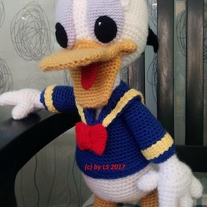 Wzór na szydełko w formacie PDF Kaczor Donald Amigurumi po niemiecku, angielsku i hiszpańsku