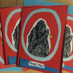 Tarjetas de agradecimiento en lenguaje de signos de gorila en caja