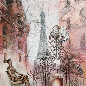 Pu&ograve; includere: Un dipinto che rappresenta una scena parigina con un manichino seduto su una sedia, un cancello in ferro battuto e la Torre Eiffel sullo sfondo. Il dipinto &egrave; realizzato in uno stile morbido e romantico con colori tenui.