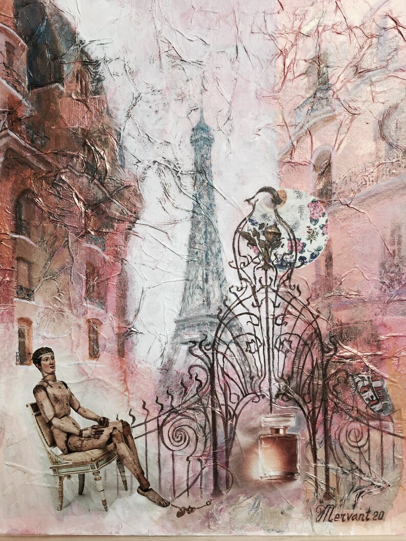Pu&ograve; includere: Un dipinto che rappresenta una scena parigina con un manichino seduto su una sedia, un cancello in ferro battuto e la Torre Eiffel sullo sfondo. Il dipinto &egrave; realizzato in uno stile morbido e romantico con colori tenui.