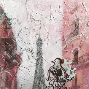 Pu&ograve; includere: Un dipinto astratto rosa e bianco su sfondo testurizzato. Il dipinto presenta una silhouette della Torre Eiffel e un uccello appollaiato su un supporto metallico decorativo con un motivo floreale.