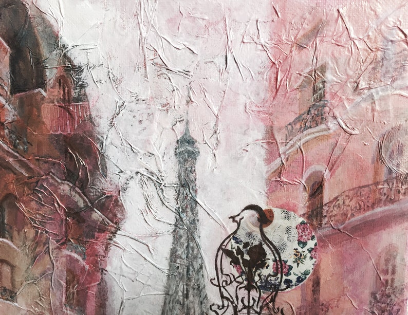 Pu&ograve; includere: Un dipinto astratto rosa e bianco su sfondo testurizzato. Il dipinto presenta una silhouette della Torre Eiffel e un uccello appollaiato su un supporto metallico decorativo con un motivo floreale.