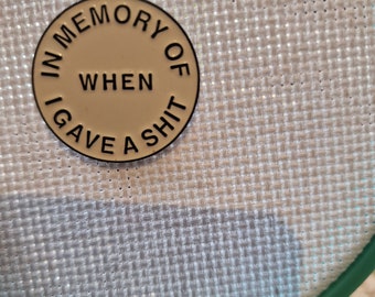 Funny needle minder