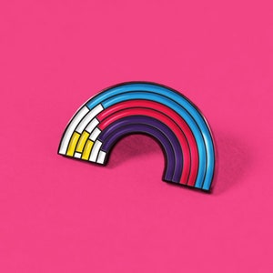 Peut inclure: Une épingle en émail en forme d'arc-en-ciel. L'épingle est bordée de noir et présente sept couleurs : rouge, orange, jaune, vert, bleu, indigo et violet.