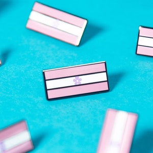 Sapphic Flag Pin — WLW Pride Enamel Badge Difemina LBPQ Lesbian Bisexual Pansexual Women Sappho Lesbos Violet Love Queer Libra Enbian Patch