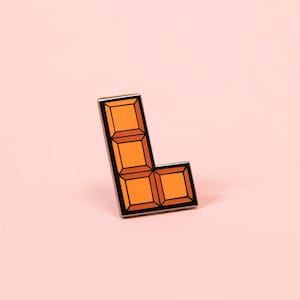 Pin de esmalte de bloque de Tetris: insignia de juego retro, tarjeta de cumpleaños, parche de arte de videojuego de píxeles, gemelos, carteles, invitación de fiesta, impresión Svg Stitch