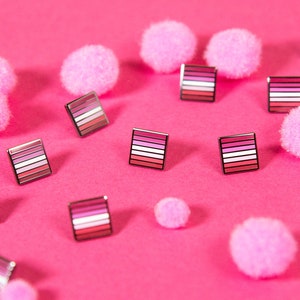 Mini broche de bandeira lésbica — broche de orgulho LGBT com emblema, batom feminino, bi esmaltado, colar, pulseira, brinco, cartão, botão de presente para madrinha de casamento
