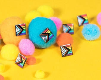 Spilla con bandiera Mini Progress Pride - LGBT Arcobaleno Badge Stud Lesbiche Gay Bisessuali Trans Diritti Queer Smalto Bottone Regalo di nozze Portachiavi Collana