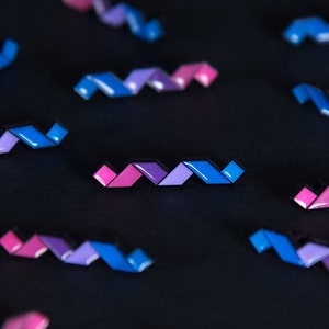 Bisexual Twist Pin — Kleine Bi Pride Flagge Emaille Brosche Anstecker Halskette Socken Accessoire Lesben Schwules Queer LGBT Geschenk