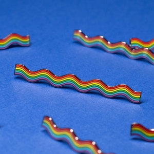 Regenbogen Welle Pin — Gay Bisexual Pride Lesben Trans Nonbinary Asexual Queer Accessoire Abzeichen Tote Armband Pronomen LGBT Flagge LGBTQ Schnürsenkel