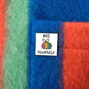 Bee Yourself — Broche de esmalte com desenho de saquinho de chá — Broche LGBT sutil com trocadilho de meme gay e drag, distintivo bissexual e lésbico, suporte a aliados trans, arco-íris