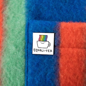 Equali-tea — Theezakje Cartoon Pride Emaille Pin — Queer Gay Meme Pun Subtiele LGBT Broche Biseksueel Lesbisch Ace Badge Trans Bondgenoot Ondersteuning Regenboog