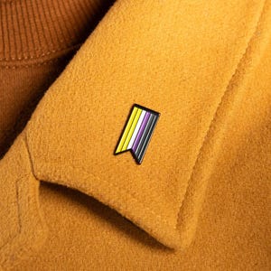 Épingle à ruban non binaire — Petit drapeau de la fierté subtile, petite mini-broche minimaliste en émail, insigne LGBT LGBTQ Queer Trans Revers Enby NB Pronom They Them
