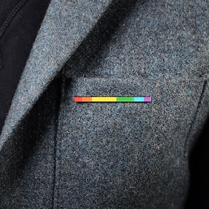 Regenbogen-Stab-Pin – dezentes Pride-Accessoire, LGBT, Lesben, Schwul, Bisexuell, Trans, Queer, Augenkunst, diskrete Emaille, minimalistisch, gleichgeschlechtliches Hochzeitsgeschenk