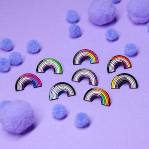 Puede incluir: Un juego de tres tazas de cerámica con un acabado mate moteado. Las tazas son de color crema, gris claro y gris oscuro. Cada taza tiene un diseño simple y minimalista, ideal para café o té.