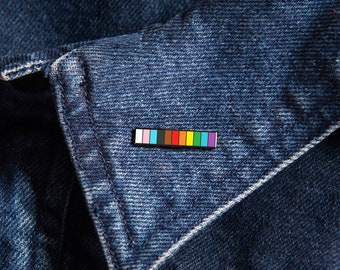 Progress Rainbow Baton Pin – Minimalistisches Pride Flag Accessoire Gay Bisexual Queer Homosexual Inclusive Transgender Trans Nonbinary Asexual Ace