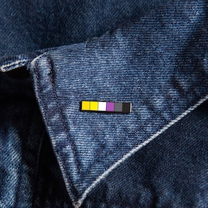 Épinglette non binaire — accessoire drapeau de fierté minimaliste Gay genderqueer Genderflux Genderfluid carte de Saint-Valentin chemise boucles d'oreilles cadeau collier