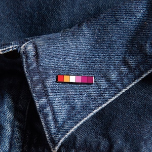 Épingle de matraque lesbienne — accessoire drapeau de fierté minimaliste Sticker bisexuel gay bracelet badge bague carte de mariage t-shirt boucles d'oreilles cadeau collier