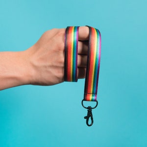 Cordão reversível do orgulho (plástico reciclado) — Acessório LGBT com bandeira do progresso do arco-íris inclusivo, porta-cartão de identificação gay trans breakaway, chaveiro