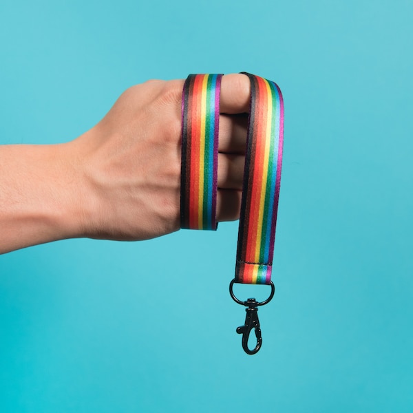 Lanière réversible Pride (plastique recyclé) — Drapeau arc-en-ciel de progression inclus, accessoire LGBT QPOC, porte-cartes d'identité gay trans, porte-clés