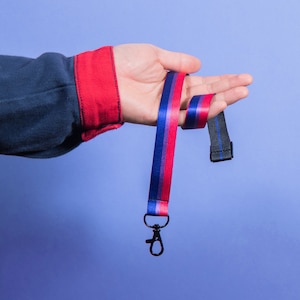 Cordón de orgullo bisexual: accesorio sutil de plástico PET reciclado para lesbianas, gays y transexuales, llavero con portatarjetas de identificación para el cuello, pin de bandera