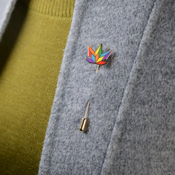 Rainbow Leaf Stick Pin — Chapado en oro Sutil Naturaleza Floral Arce Canadá Boda Minimalista LGBT Gay Orgullo Accesorio Geométrico Solapa Sombrero Insignia