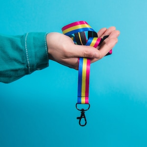Lanière Pansexual Pride — Plastique PET recyclé Accessoire LGBTQIA Pan Pride subtile Sécurité échappée Bracelet mode Titulaire de la carte d'identité Épinglette drapeau