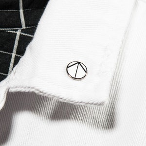 Pin de esmalte "Símbolo de la Flecha del Norte" — Insignias de arquitectura, diseñador de interiores, arquitecto, impresión, tarjeta, dibujos, póster, regalo de Navidad.