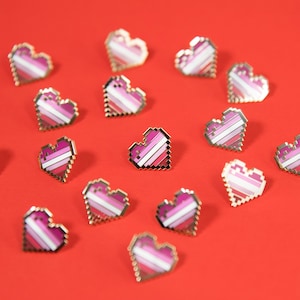 Spille a forma di cuore con orgoglio pixel lesbico — Distintivo con bandiera gay sottile Regalo di San Valentino Adesivo con bottone queer Maglietta Carta Rossetto Bisessuale Saffico WLW Sappho