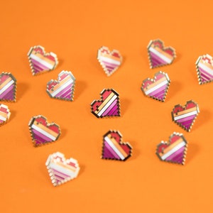 Pin's coeur de fierté lesbienne pixel — Insigne drapeau gay subtil, cadeau Saint-Valentin, autocollant, bouton homosexuel, carte chemise, bisexuels saphiques, WLW Sappho