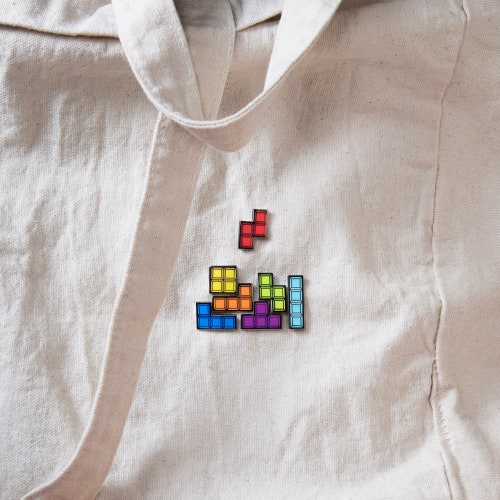 Épingles en émail Tetris Block — Badge de jeu rétro Cravate Accessoire Autocollants Casse-tête Gaymer Nerd Jeu vidéo classique Pixel Boucle d'oreille Bouton Carte Cadeau