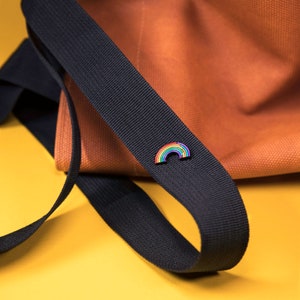 Trans / Lesben Regenbogen Pin Frauen existieren gültige Pride Accessoire Liebe Bedeutung Demonstration Leben Matter Pronomen Sie Enby Nonbinary Genderqueer Bild 3