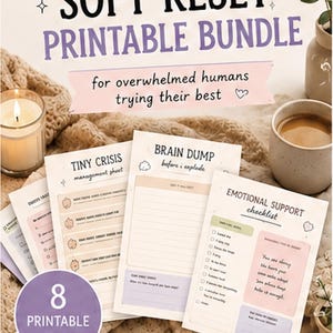 Może przedstawiać: Pakiet do druku z napisem "SOFT RESET PRINTABLE BUNDLE" i hasłem "for overwhelmed humans trying their best". Pakiet zawiera 8 stron do druku z listami kontrolnymi i arkuszami. Widoczna jest również świeca, filiżanka kawy i roślina.