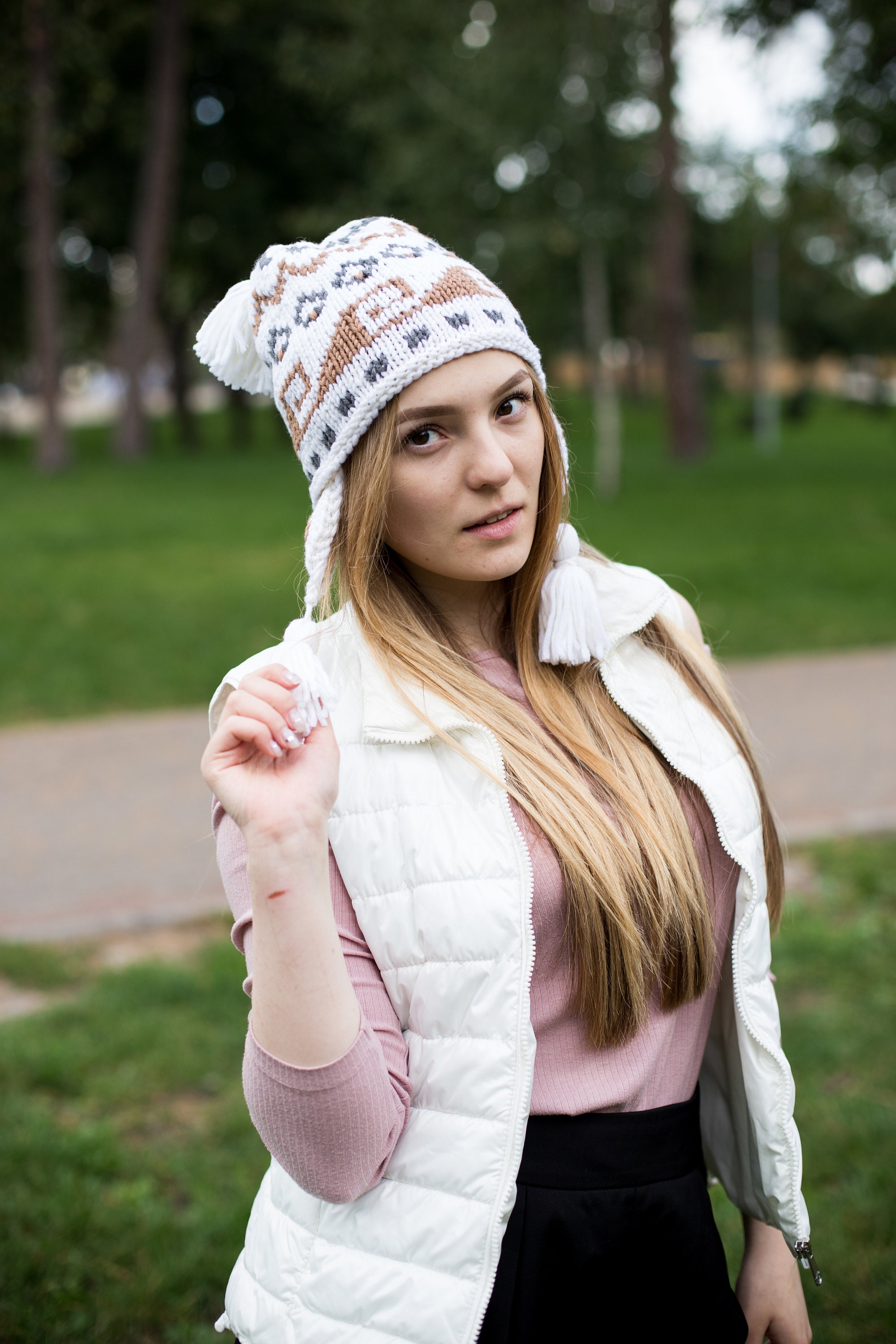 Cappello lavorato a maglia con paraorecchie da donna per l