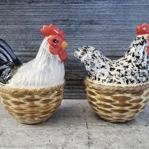 CHICKEN SHAKERS ~ Hen on a Nest Shaker Set ~ Enesco ~ 1999 ~ Farmhouse Décor ~ Country Chic ~ Country Tableware ~ Kitchen Décor