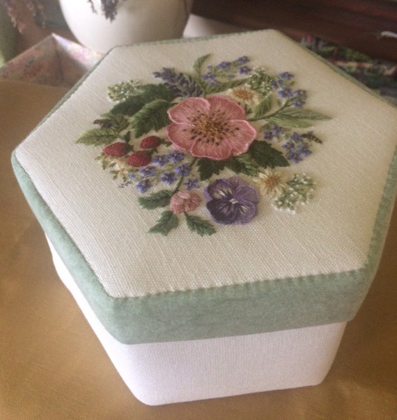 美品　Crewel Intentions クルーエル刺繍 優美なクルーエル刺繍を楽しむ Crewel Intentions - 旅する本屋