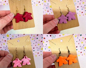 Pendientes Kawaii de arcilla polimérica con forma de meeples de juegos de mesa *Piezas únicas* Disponibles en rosa, rojo y naranja