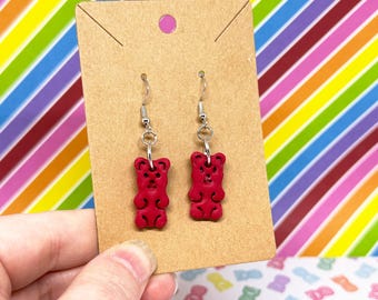 Pendientes de arcilla polimérica con forma de osito de goma rojo *Piezas únicas*