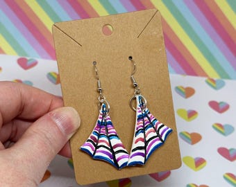 Pendientes de telaraña de arcilla polimérica inspirados en el orgullo de género fluido *OOAK* LGBTQIA+ Queer, joyería pintada a mano