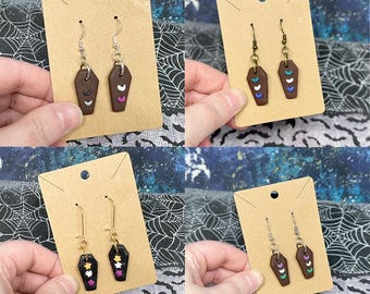 Pendientes de arcilla polimérica con forma de ataúd inspirados en la bandera del orgullo *OOAK* Orgullo LGBTQIA+ queer