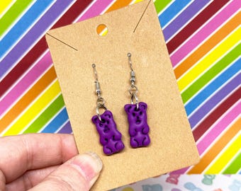 Pendientes de arcilla polimérica con forma de osito de goma morado *Piezas únicas*