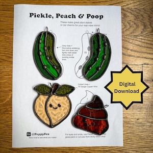 Puede incluir: Una descarga digital con patrones de vidrieras para estacas de plantas o amuletos de coche. Los diseños incluyen un pepinillo verde, un melocotón y un emoji de caca. El texto dice "Pickle, Peach & Poop".