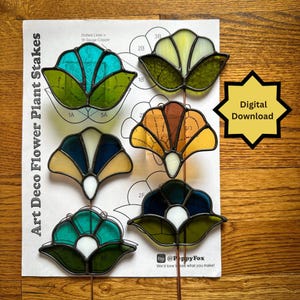 Puede incluir: Una colección de estacas para plantas con diseño floral Art Deco en varios colores, incluyendo turquesa, amarillo y naranja. Cada estaca está hecha de vidrieras con un marco de cobre. Incluye el texto "Digital Download".