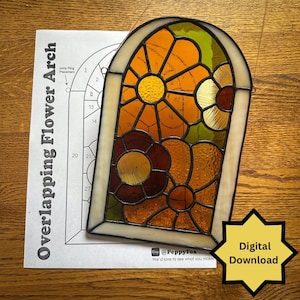 Puede incluir: Una vidriera en forma de arco, con un diseño floral en tonos naranja, marrón y amarillo. La ventana está sobre un fondo blanco con un patrón y el texto "Overlapping Flower Arch". Un gráfico de estrella amarilla dice "Descarga digital".