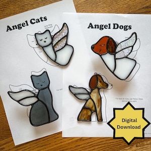 Peut inclure: Quatre ornements en vitrail représentant deux chats et deux chiens, disposés sur des feuilles de modèles imprimées intitulées Angel Cats et Angel Dogs. Les ornements ont des ailes irisées et des soudures noires. Une étoile jaune indique Digital Download.