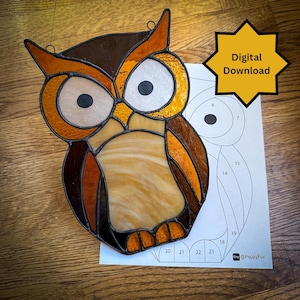 Könnte beinhalten: Ein Buntglas-Eulenmuster mit nummerierten Teilen für ein Buntglasprojekt. Die Eule ist braun, orange und gelb. Das Muster befindet sich auf einem weißen Blatt Papier mit dem Text "Digitaler Download" und "Etsy @PeppyFox".
